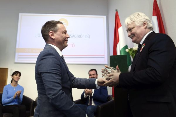 Megvette a lapot a NER-közeli politológus: máris kirúgta a teljes szerkesztőséget