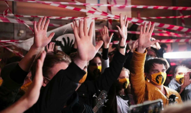 „Ha bűnbakot keresnek, megtalálták. Én vagyok“ — Felsorakoztak a diákok oktatójuk mögé