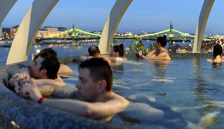 NAIH: a fürdők, uszodák, wellness-létesítmények kérhetik a belépéshez a védettségi igazolványt