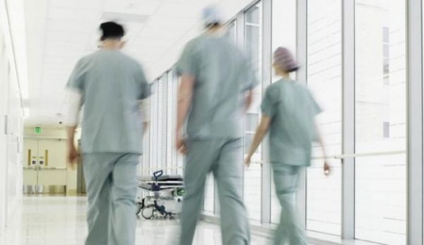Az orvosok szakszervezete akcióval tiltakozik az egészségügyi törvény ellen