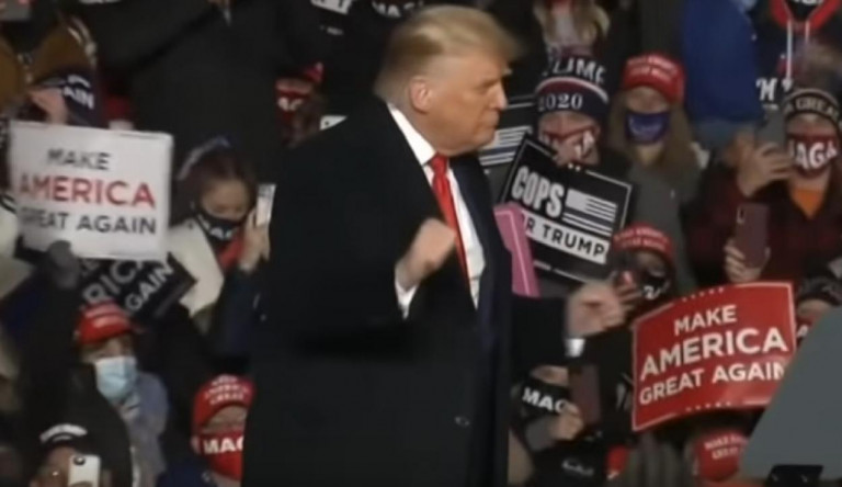 Trump a meleghimnuszra ropta - az internet felrobbant a látványtól