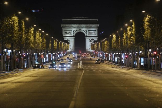 Csaknem néptelen a Champs-Elysées Párizsban 2020. október 17-én