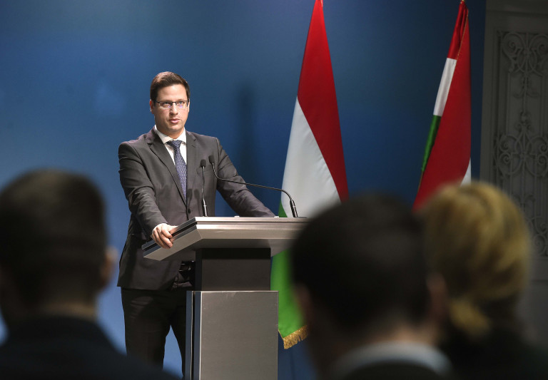 Koronavírus-fertőzéssel lélegeztetőgépen van egy miniszterelnöki megbízott
