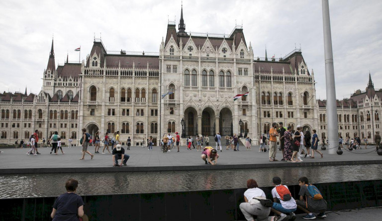Október 23.: A zászlófelvonás lesz ma a kormány egyetlen eseménye 