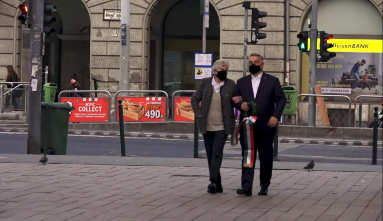 Orbán titokban koszorúzott a Corvin közben 