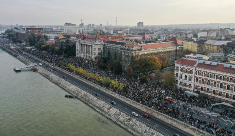 Több ezren vonulnak a SZFE szabadságáért