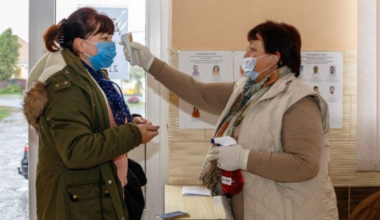 Csak saját tollal, maszkban és kézfertőtlenítés után lehet szavazni vasárnap Ukrajnában