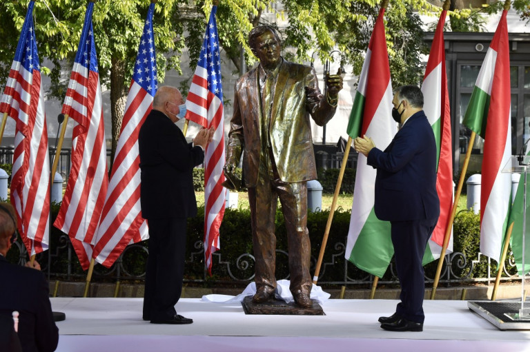 Orbán: szorítunk Trump újabb győzelméért
