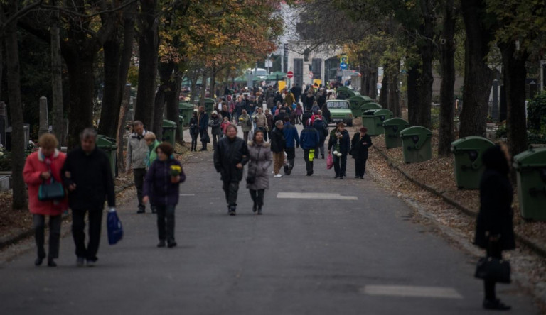 A halottak napi családi összejövetelek miatt is gyorsulhat a koronavírus-járvány terjedése