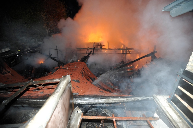 Füst és tűz a főváros XVI. kerületében a Rákosi úton, ahol kiégett egy lapszabászat 2020. november 1-jén.