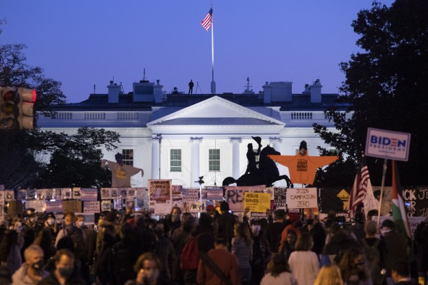 A washingtoni Fehér Ház közelében lévő téren gyülekeznek emberek 2020. november 3-án, az amerikai elnök-, valamint képviselőházi és részleges szenátusi választá
