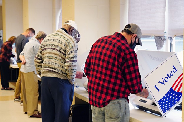 Szavazógépen adják le voksukat az emberek a Dél-Karolina állambeli Charlestonban