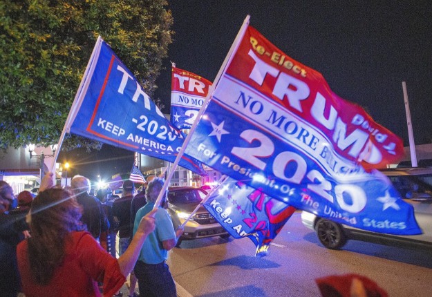 Az újraválasztásáért induló Donald Trump elnököt éltetik támogatói a Florida állambeli Miamiban