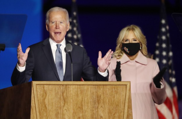 Joe Biden, a Demokrata Párt elnökjelöltje beszédet mond felesége, Jill Biden társaságában a Delaware állambeli Wilmingtonban.