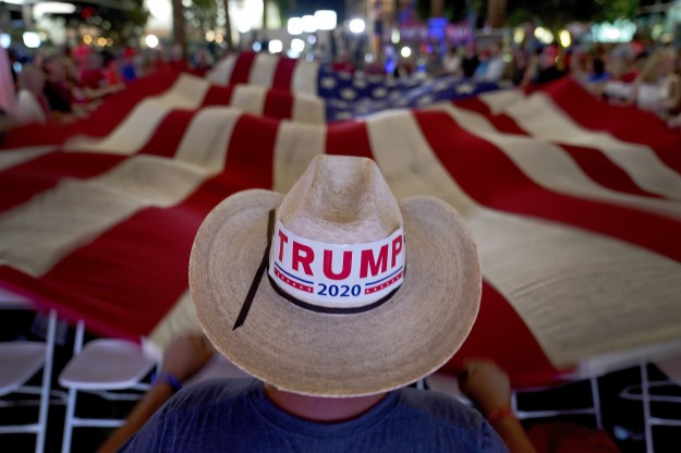 Az újraválasztásáért induló Donald Trump elnök támogatói egy eredményváró rendezvényen az Arizona állambeli Chandlerben