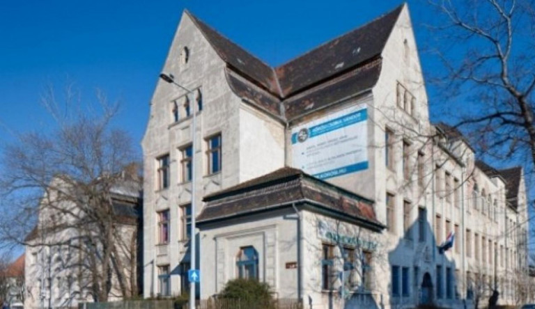 „Döntési szabadságot kellene adni az igazgatóknak” – a Kőrösi Csoma Sándor Gimnázium vezetője a járványügyi helyzetről