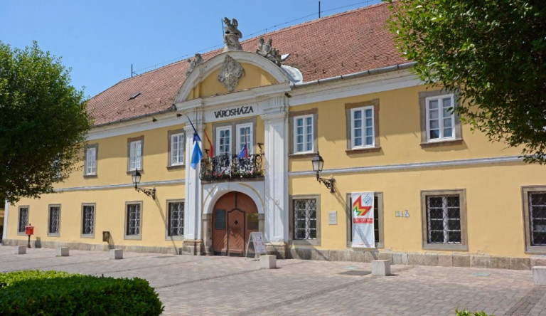 Kóla, laptoptáska, darázsirtó – újabb elszámolási furcsaságok a váci holding korábbi vezetőjénél