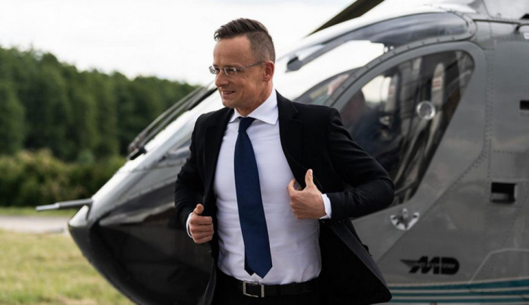 Helyettes államtitkár lett Szijjártó útitársából, aki szeret honvédségi repülőgépen dőzsölni