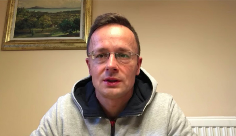 Szijjártó: egymillió favipiravir tabletta érkezett Kínából
