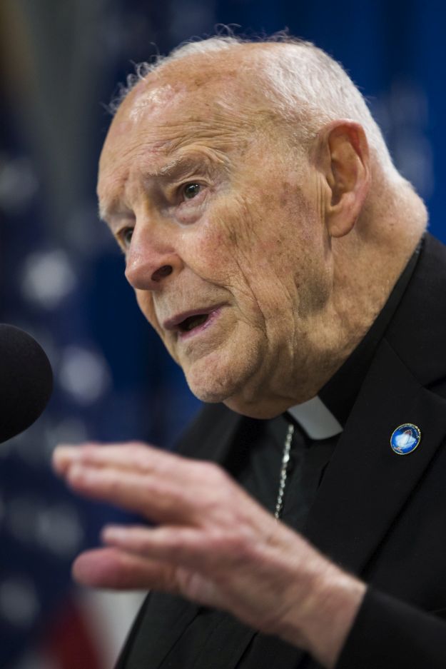 2016. május 10-én a washingtoni Nemzeti Sajtóklubban készített kép Theodore Edgar McCarrick bíborosról