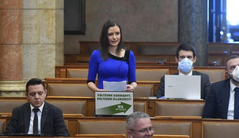 Dúró Dóra ünnepel az új alkotmánymódosítás benyújtása után