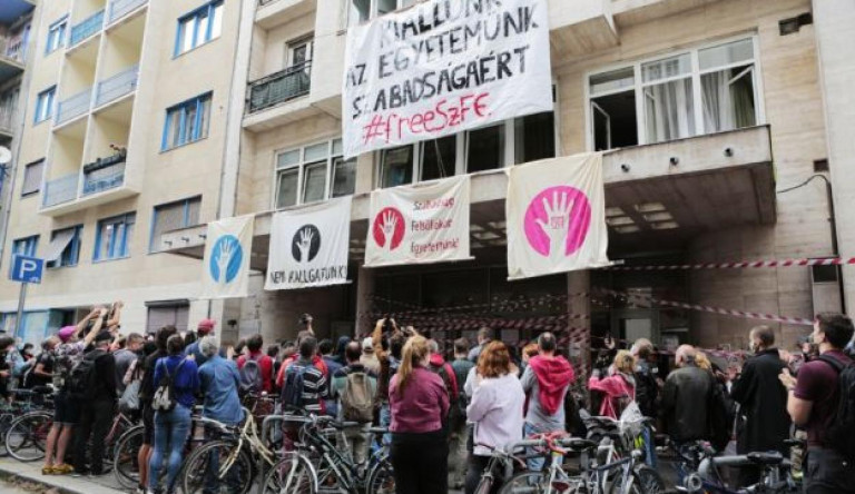 Az SZFE-s oktatók úgy folytatják az ellenállást, hogy a tiltás ellenére tanítanak