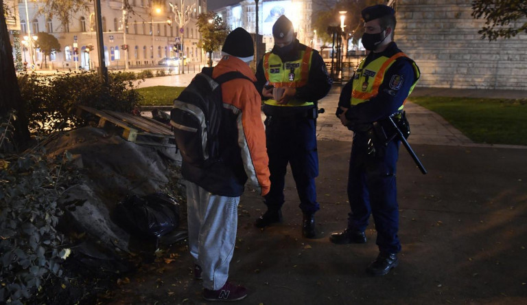 Több száz esetben intézkedett a rendőrség a kijárási tilalom első éjszakáján