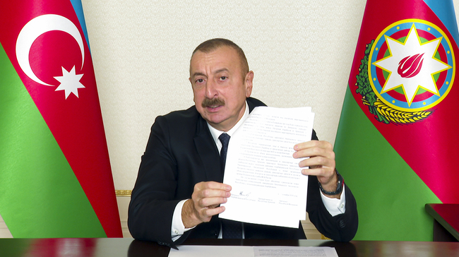 Ilham Aliyev és az aláírt megállapodás
