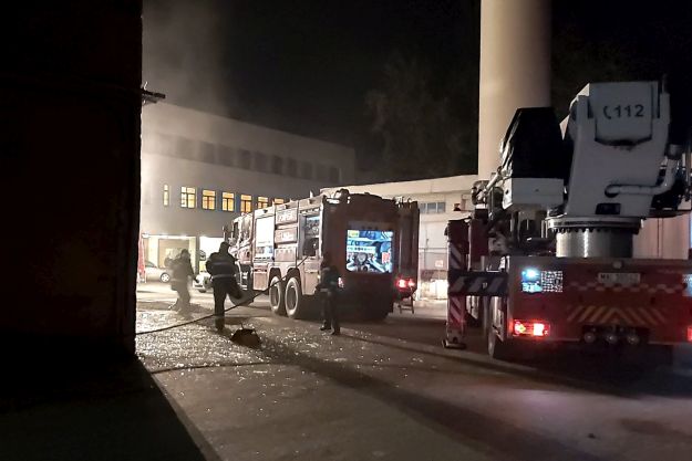 Tűzoltó- és mentőautók a kórház előtt, amelyben tűz ütött ki 2020. november 14-én a moldvai Karácsonkőben
