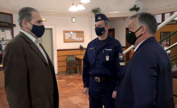 Orbán ellenőriz: „Adnak itt kávét?“ „Jelentem igen!“