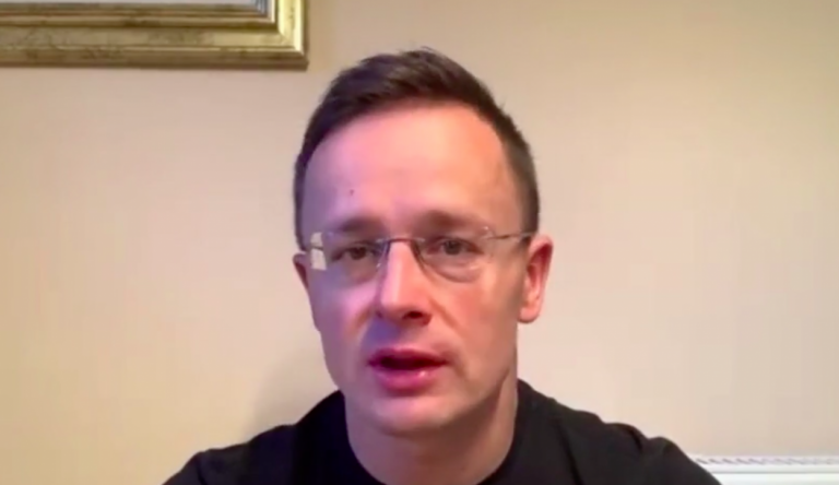 Szijjártó: Mi leszünk az első ország, amely csütörtökön az orosz vakcinából mintákat kap