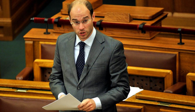 Jövő héttől fideszes képviselők fogják hívogatni az időseket
