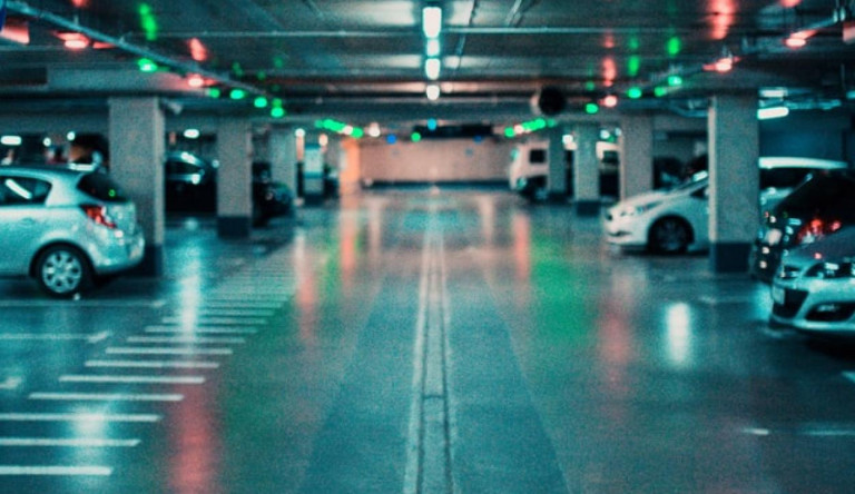 Orbán újabb rendeletet írt alá: ingyenessé válnak éjszakára a parkolóházak