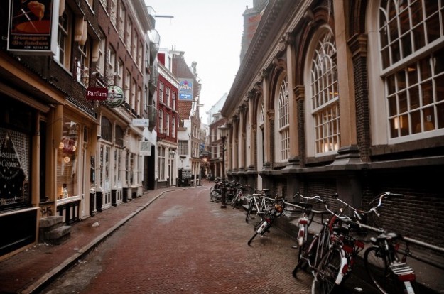 Amszterdam üzletei a koronavírus miatt még zárva. Azóta ők már enyhítettek a szabályokon.