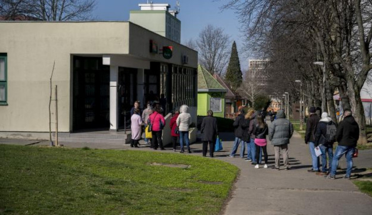 Csütörtöktől elsőbbsége lesz a 65 év felettieknek a postáknál