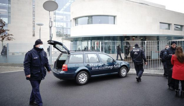 Valaki kocsival nekihajtott Merkel hivatalának