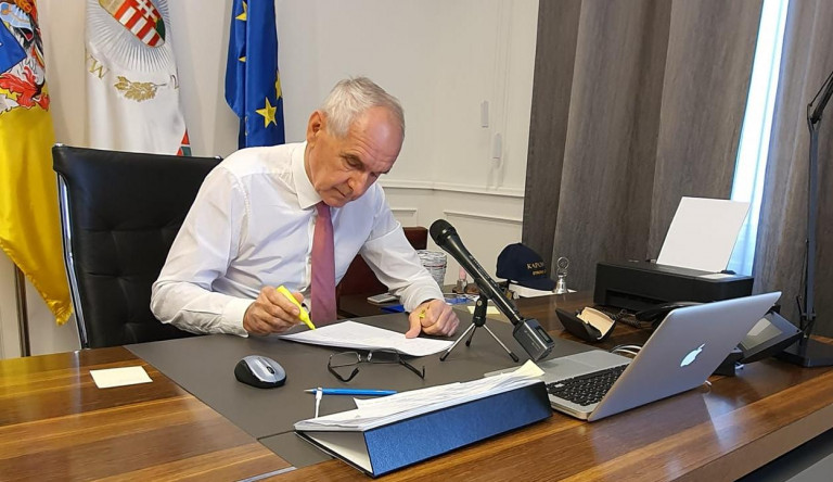 Szita Károly csak a saját médiájában mert ellentmondani Parraghnak az iparűzési adó ügyében