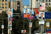Háromszor-négyszer több plakátja lehet a Fidesznek a kampányban