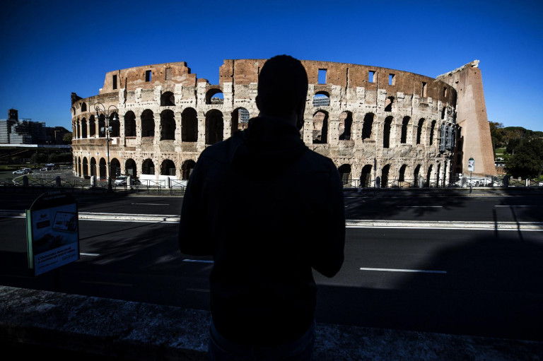 Összekarcolta egy férfi a Colosseumot, azt állítja, nem tudta, hogy ókori emlék