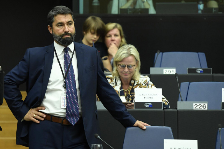 Nem kellett volna: a Fideszes EP-képviselő Jézust idézi Szájerrel kapcsolatban