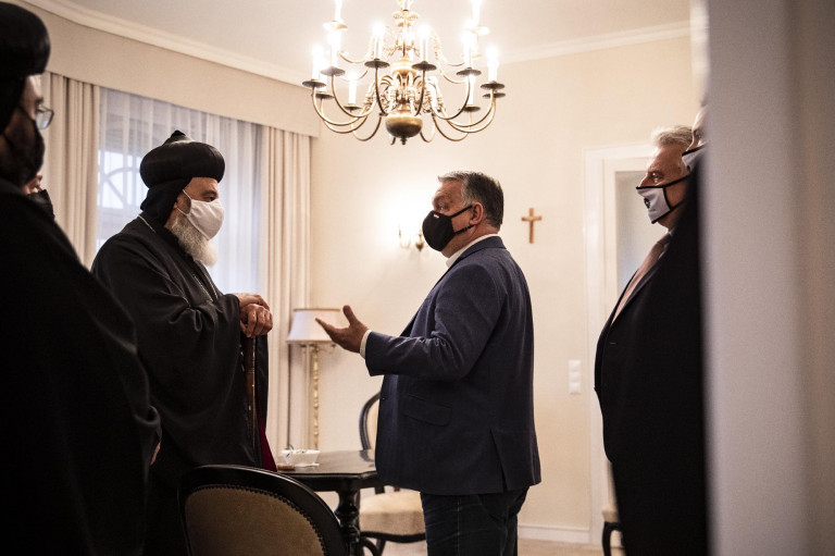 Orbán az egykori Kádár-villa kulcsát adta a közel-keleti keresztényeknek