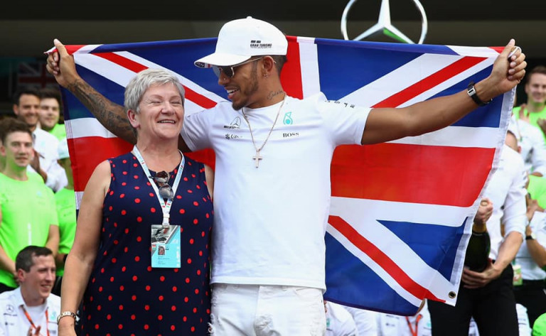Lewis Hamilton immár Sir Lewis Hamilton