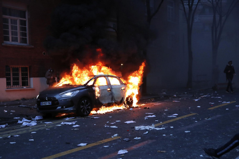 861 autót gyújtottak fel Franciaországban szilveszterkor
