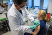 Már majdnem másfél millió vakcinát szállított a Pfizer Magyarországra