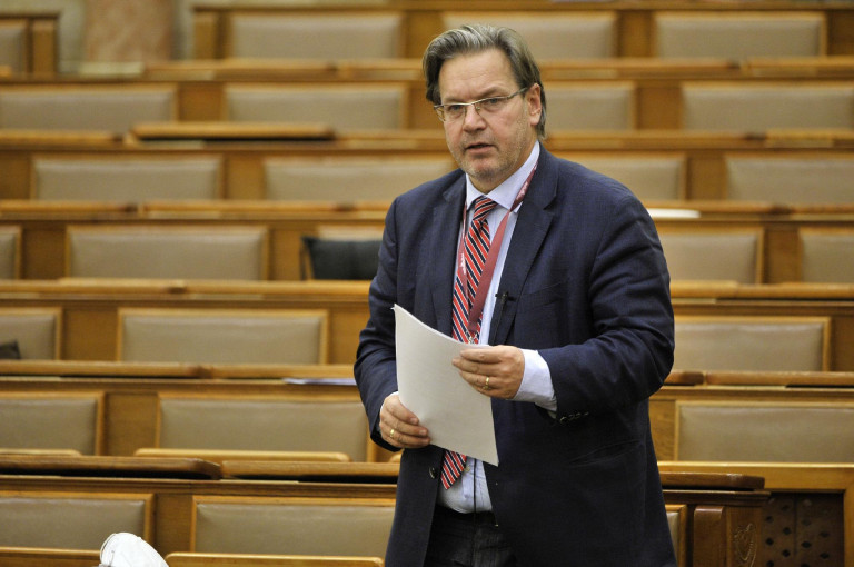 Utazásokra költötte a parlamenti imacsoport a 15 milliós támogatást