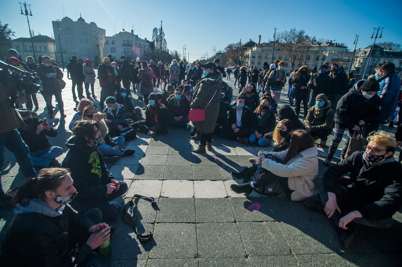 KoronavĂ­rus - A vendĂŠglĂĄtĂłhelyek szabĂĄlyozott nyitvatartĂĄs