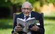 Elhunyt Sir Tom Moore, a veterán, aki tavaly 33 millió fontot gyűjtött a brit egészségügynek