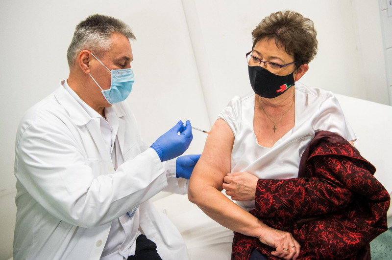 Koronavírus - Müller Cecília megkapta a vírus elleni vakcina
