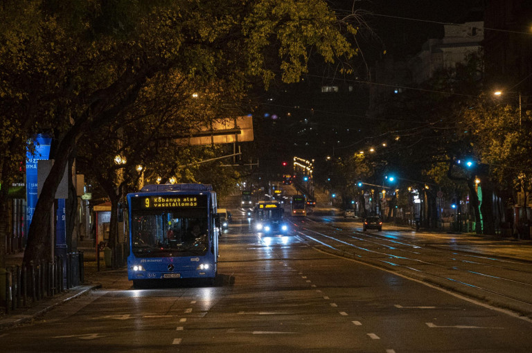 Mától lezárják a buszok és trolik első ajtaját