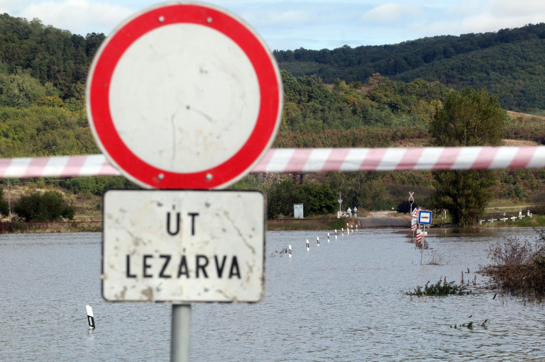 Árad a Sajó, utakat zártak le Borsodban